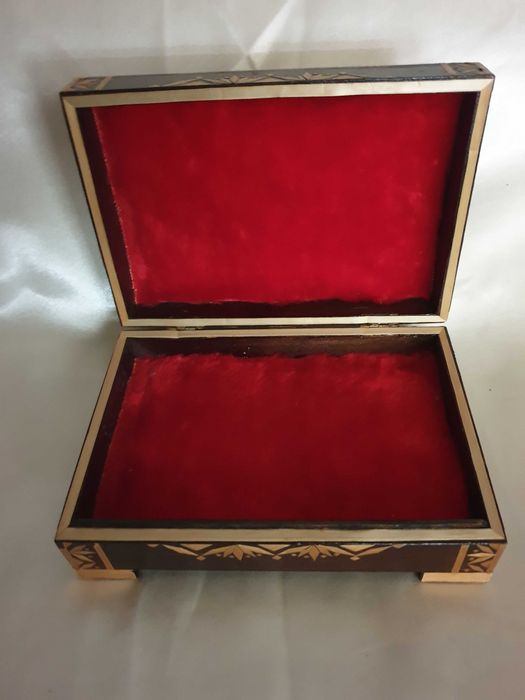 Belíssima caixa em madeira com acabamentos artísticos •interior veludo