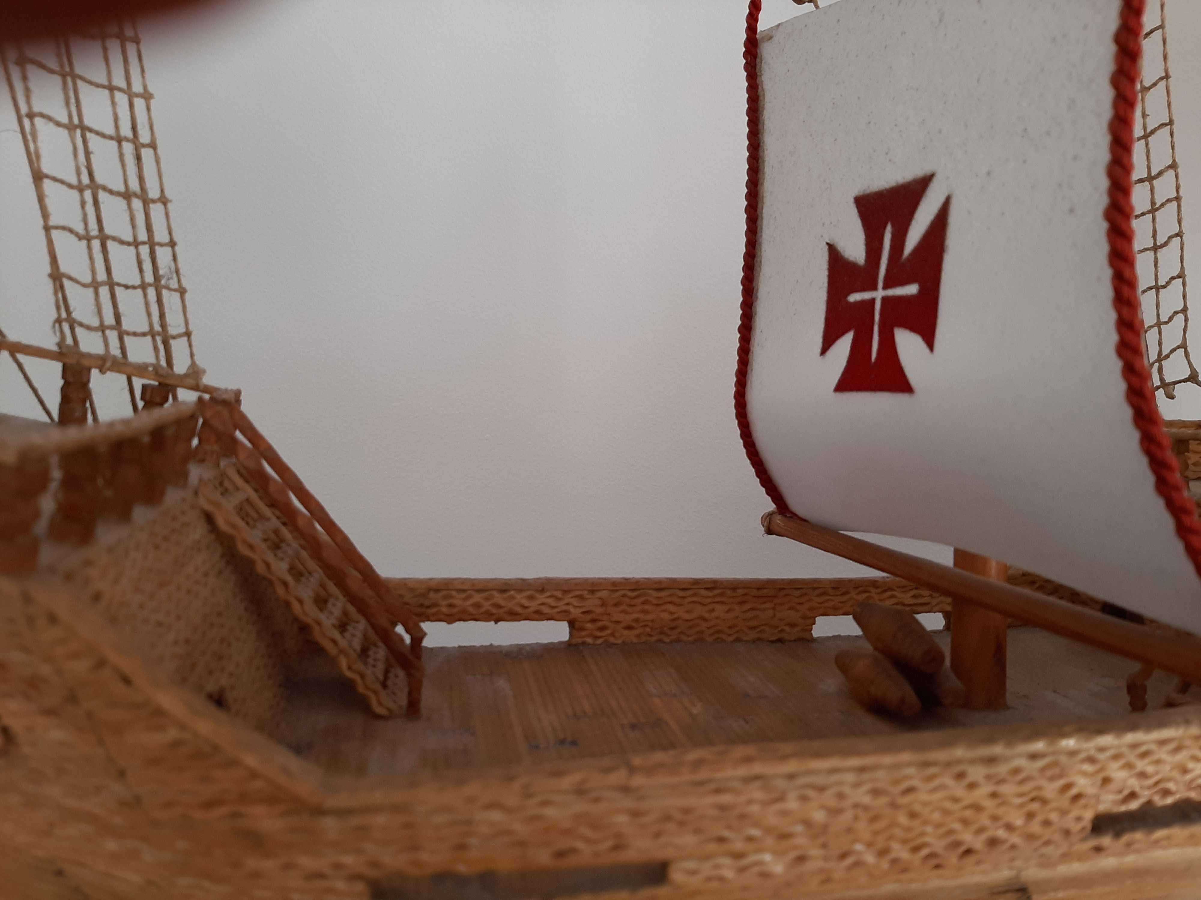 Barco caravela em paus de fósforo