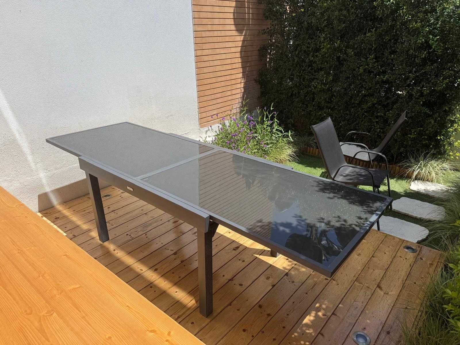Mesa de exterior com 4 cadeiras incluídas