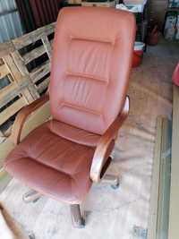 Fotel obracany w kolorze brązowym