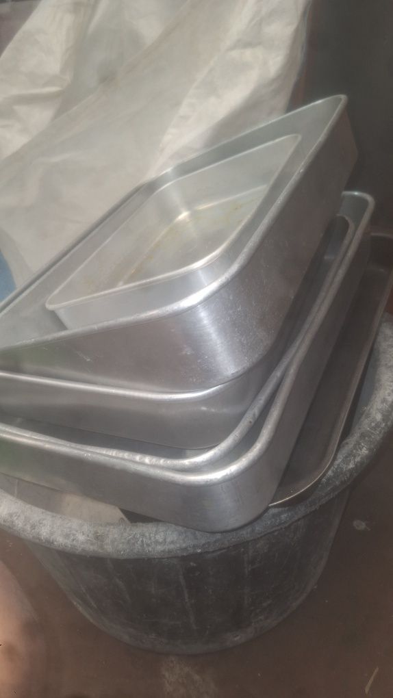 Vendo travessas, tabuleiros e tijelas