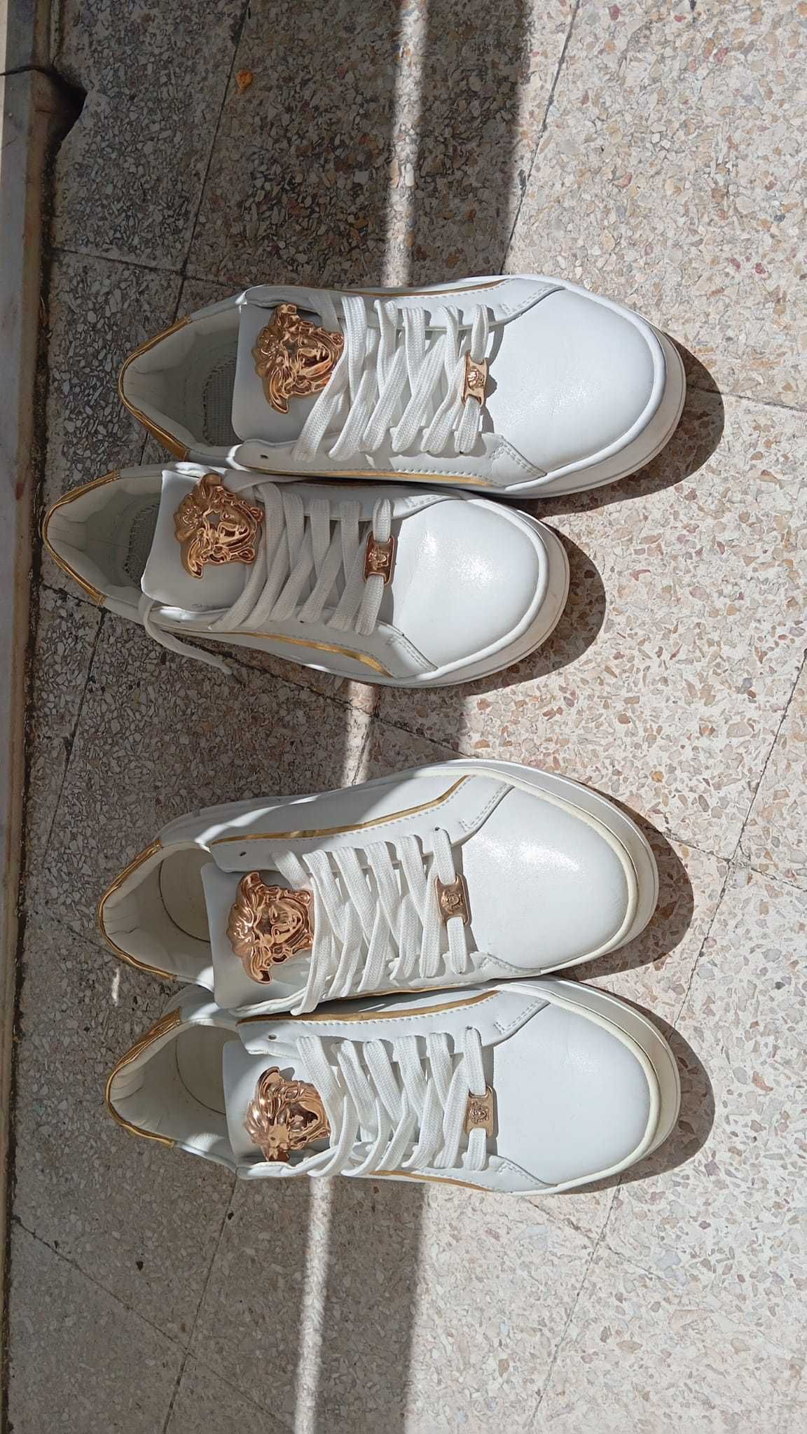 Vendo dois sapatos