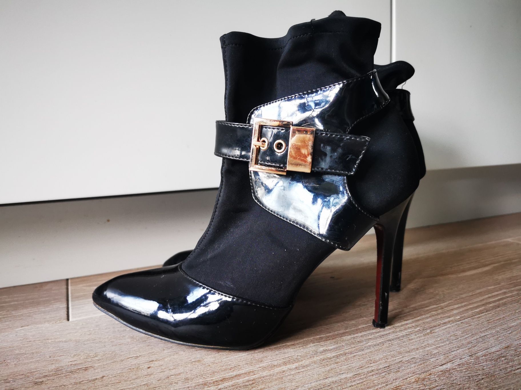Eleganckie buty botki na obcasie czarne lakierki klamra strecz r. 39