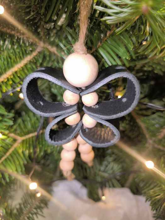 Ręcznie robiona ozdoba świąteczna – ozdoba ze skóry i drewna