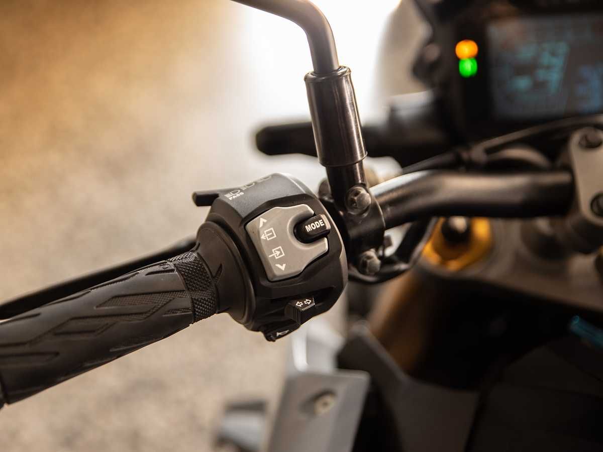 Suzuki GSXS 1000 Impecável, Nacional, Assistida na Marca. (Reservada)