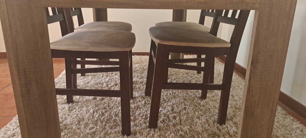 Conjunto de mesa e de cadeiras