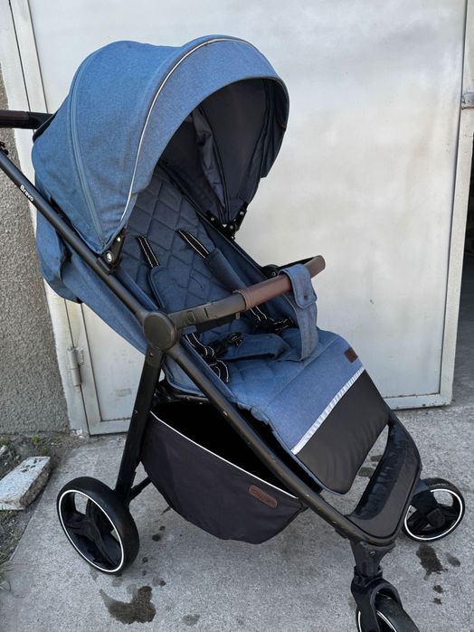 Прогулянкова коляска Carrello Bravo