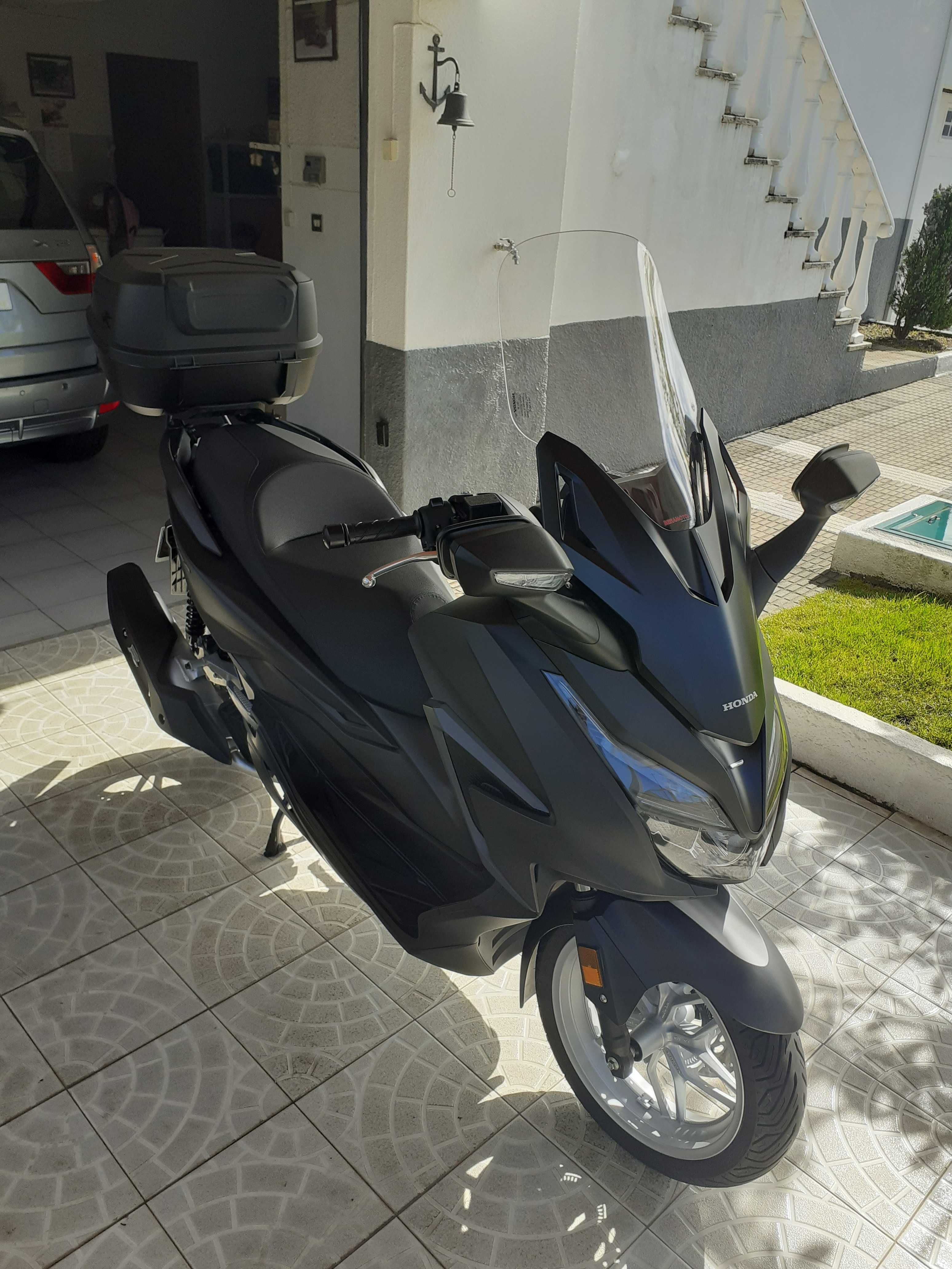 Vendo Honda Forza - 125cc, em estado irrepreensível, do ano de 2023 .
