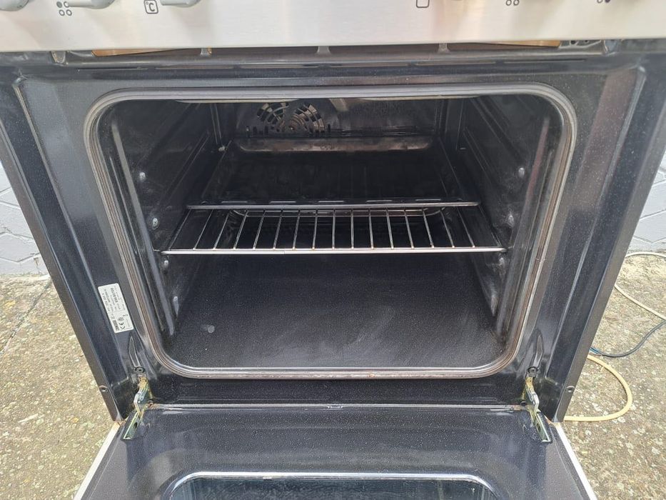 Продається електроплитка  Zanussi ,варочна поверхня та  духова шафа