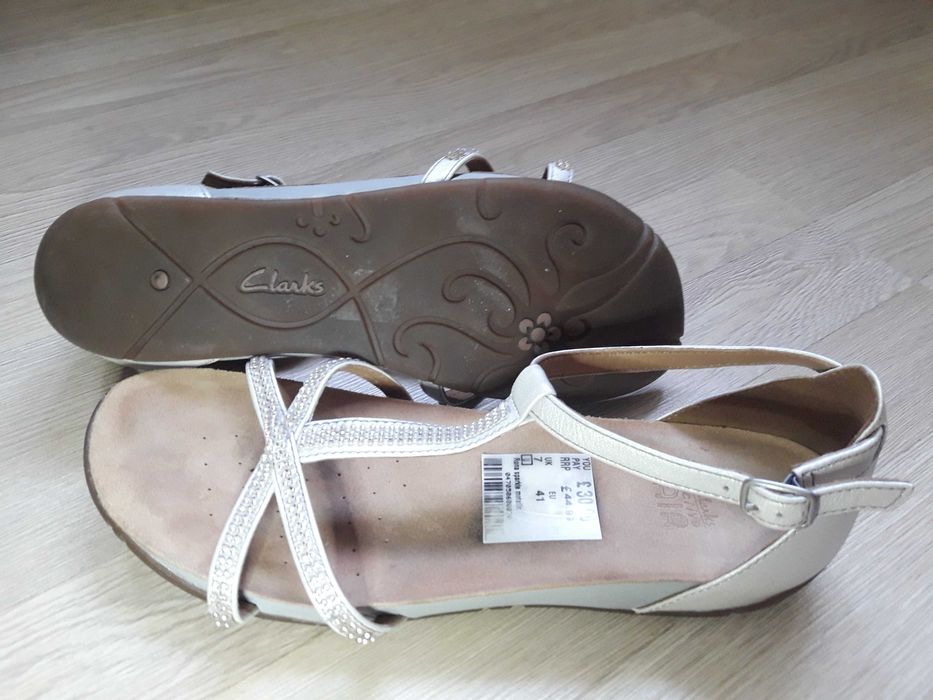 Жіночі шкіряні сандалі фірми Clarks