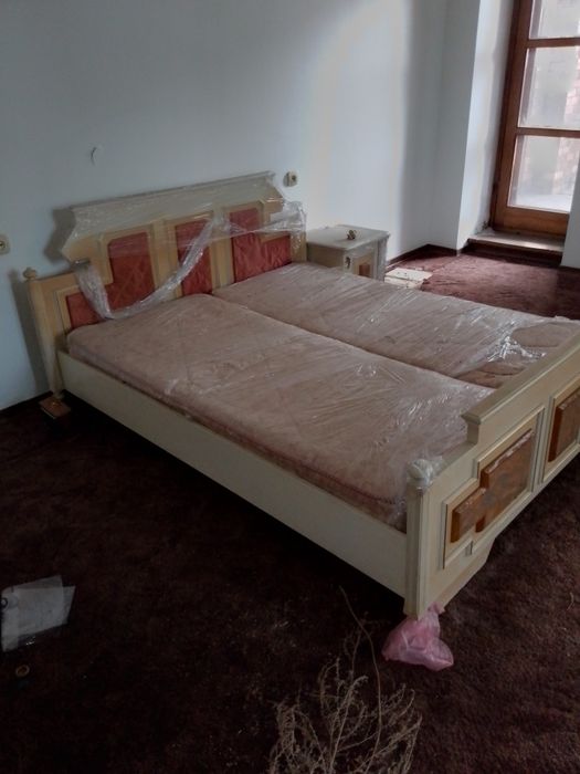 Двухспальная кровать с тумбой