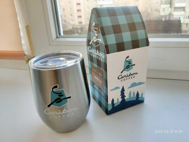 Стакан для кофе и упаковка заварного кофе Caribou Blend
