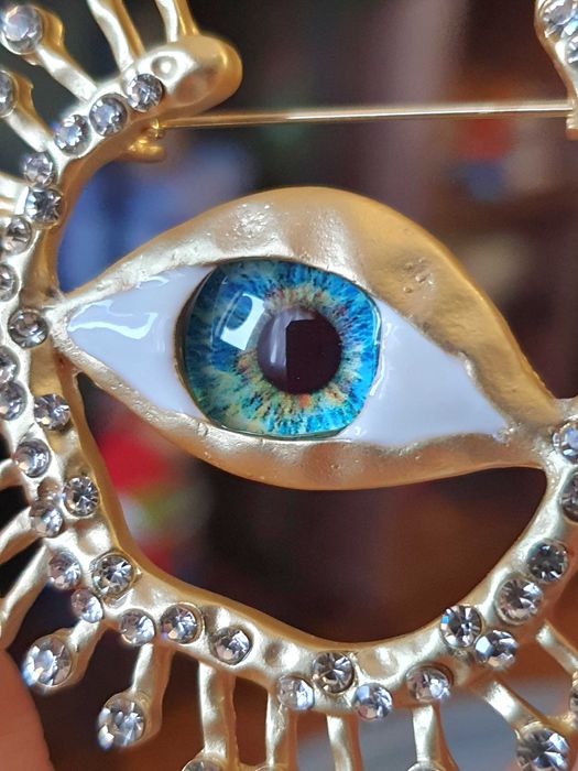 Broche pregadeira alfinete surrealista olho colorido dourado satinado