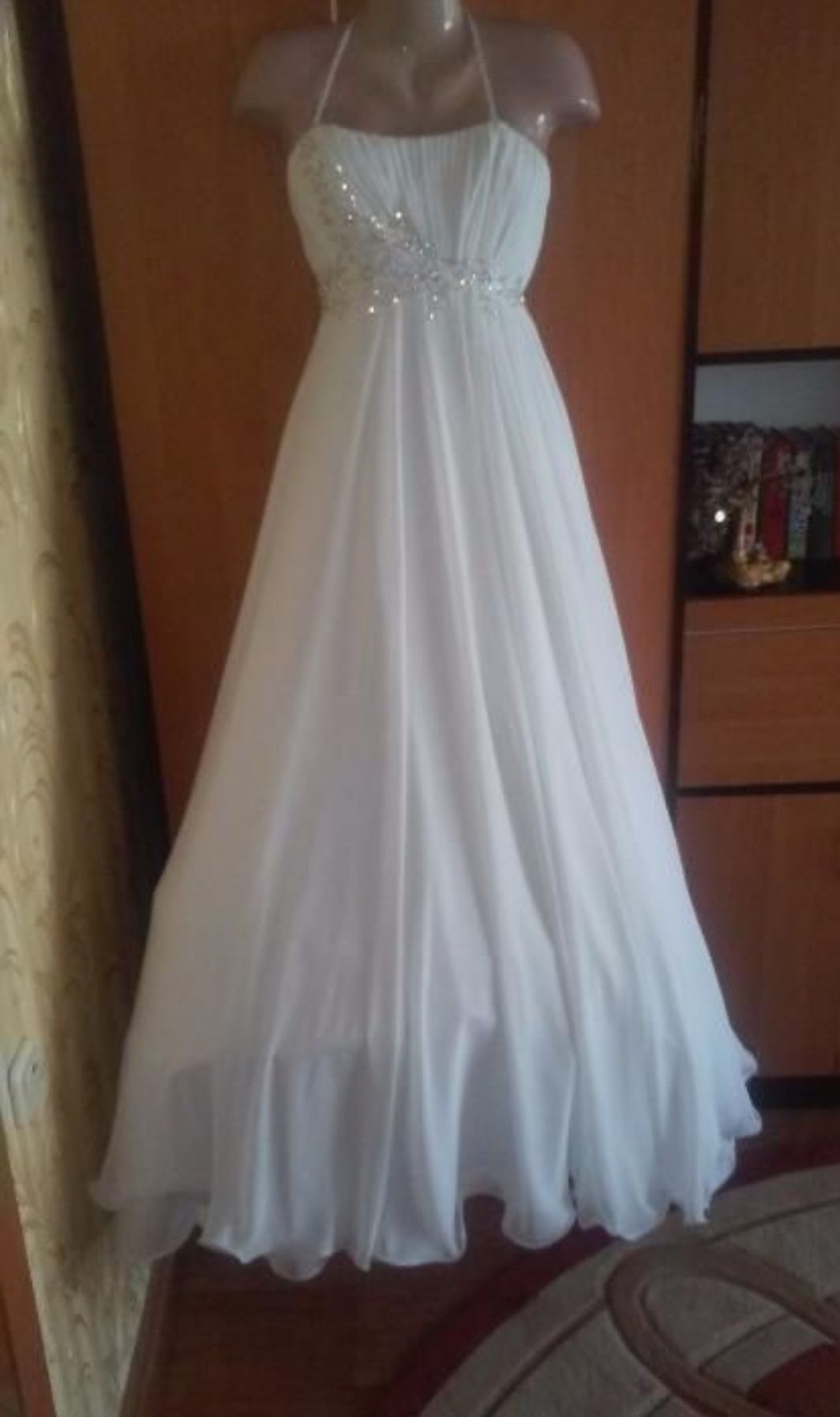 Весільна біла сукня