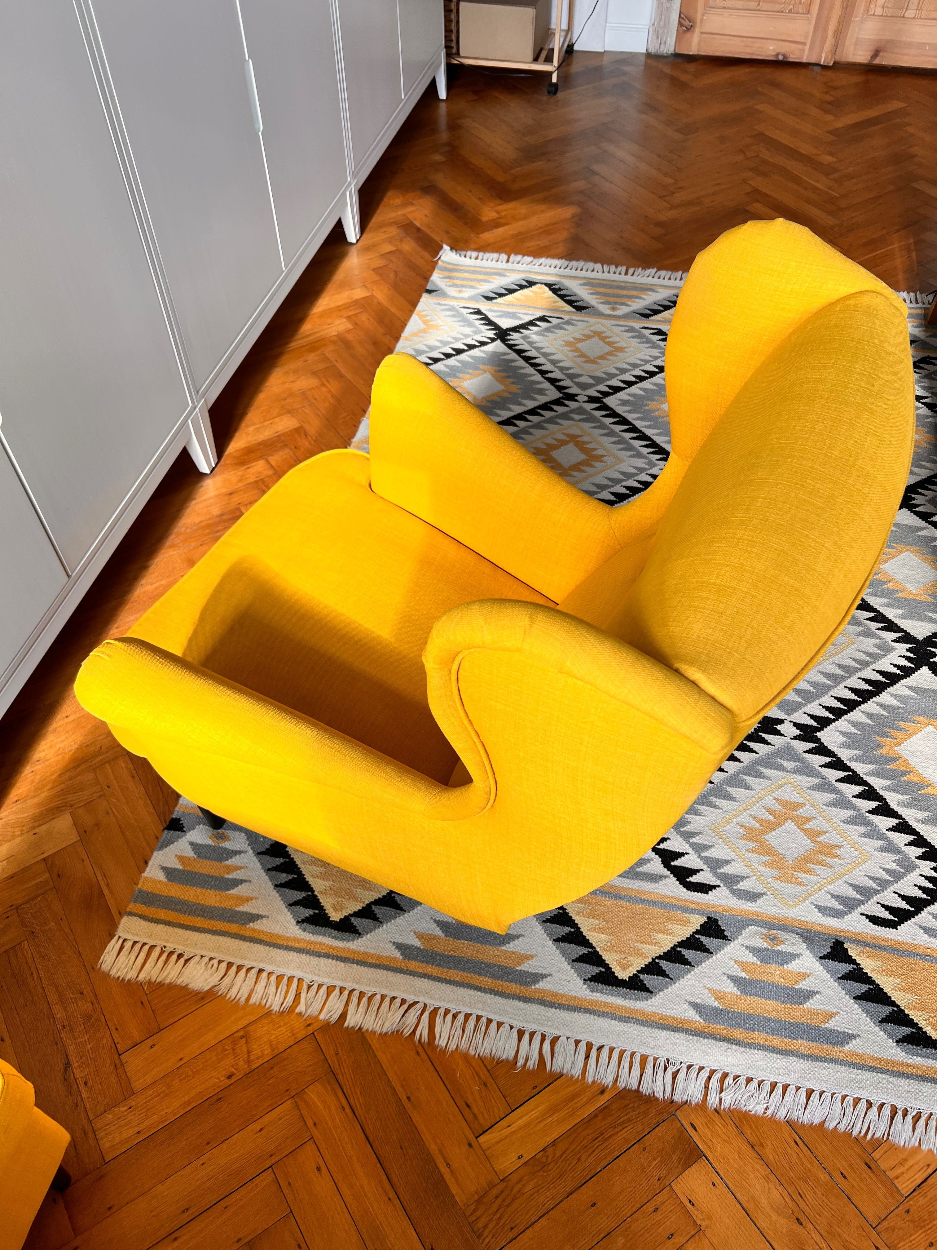 Fotel IKEA STRANDMON z podnóżkiem SKIFTEBO żółty