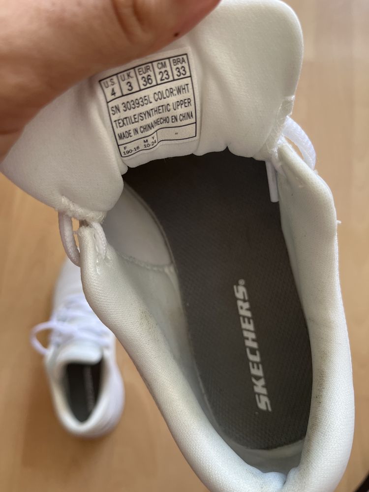 Vendo Tennis Skechers.
