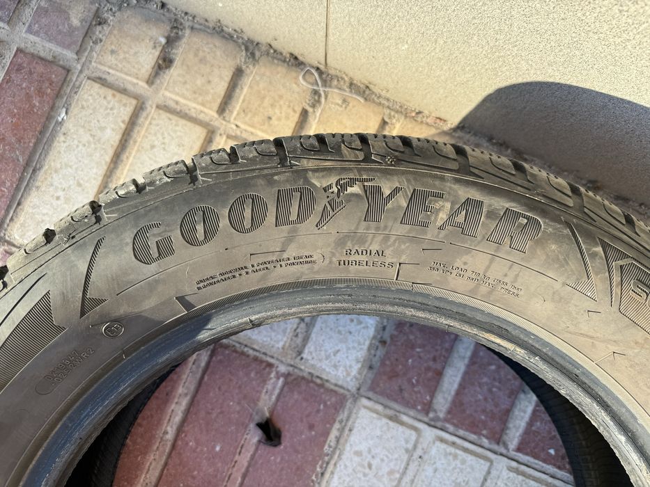 GoodYear Ultragrip ICE 215/60 R17 96T