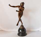 Figura kobiety z brązu Claire Jeanne Roberte Colinet (1885–1972)