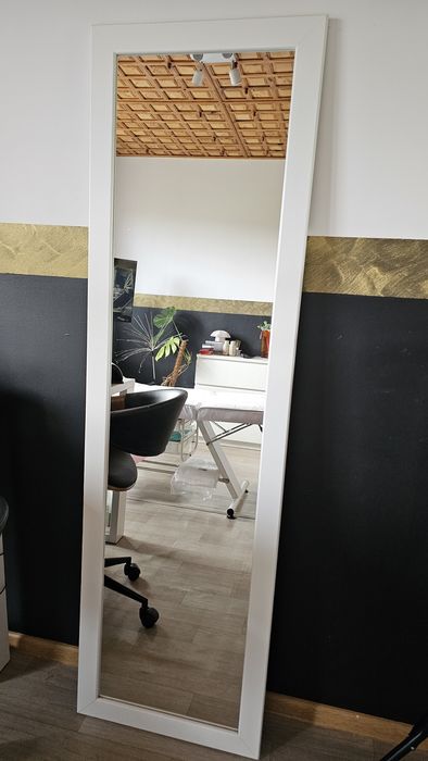 Lustro w białej ramie