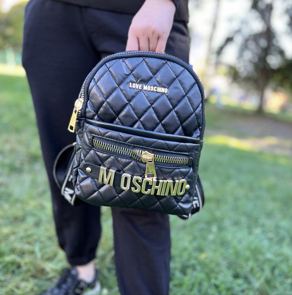 Рюкзак пуфер в стилі Moschino чорного кольору