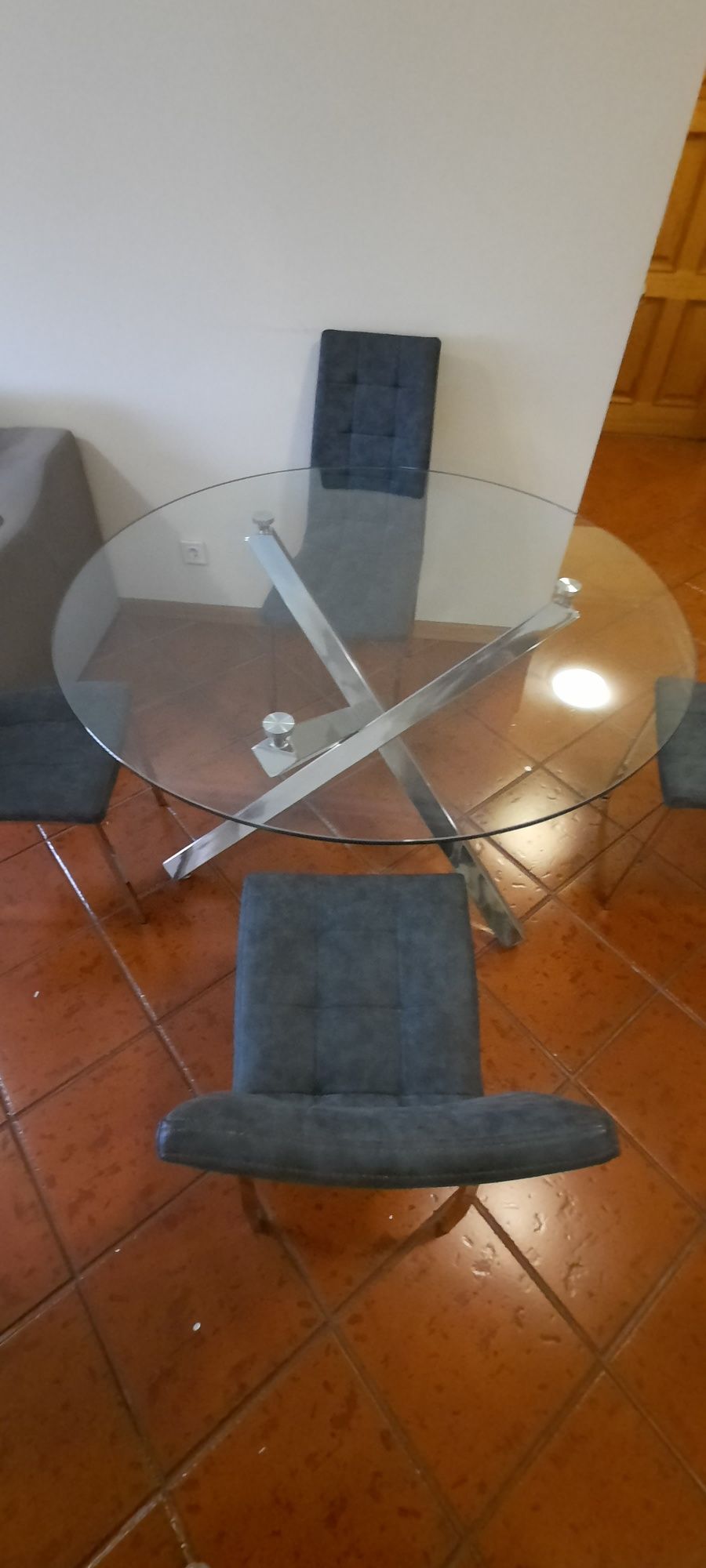 Mesa de jantar redonda com 4 cadeiras