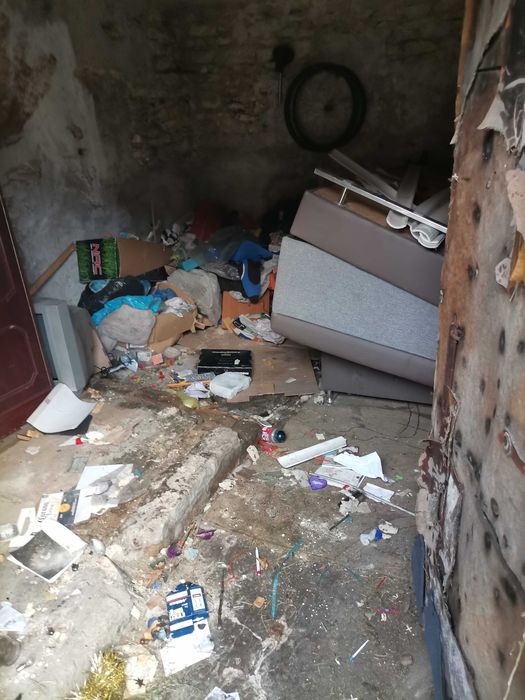 Wynoszenie mebli sprzątanie garaży Utylizacja papy Sprzątanie działek