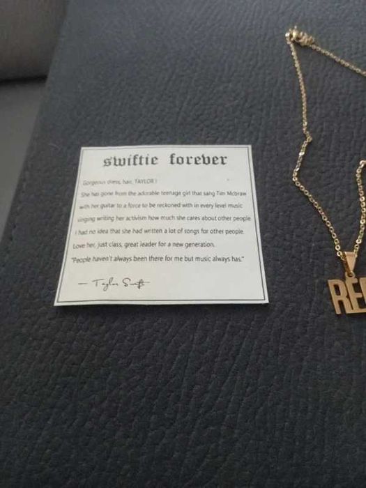 Colar Taylor Swift dourado - Red