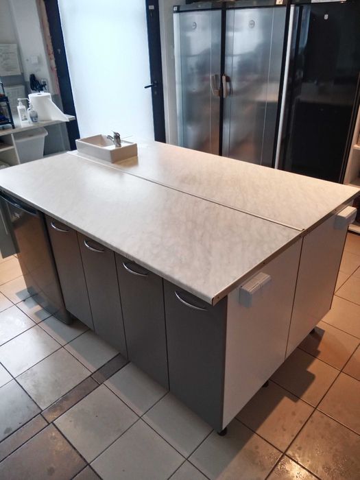 Wyspa kuchenna z szafkami