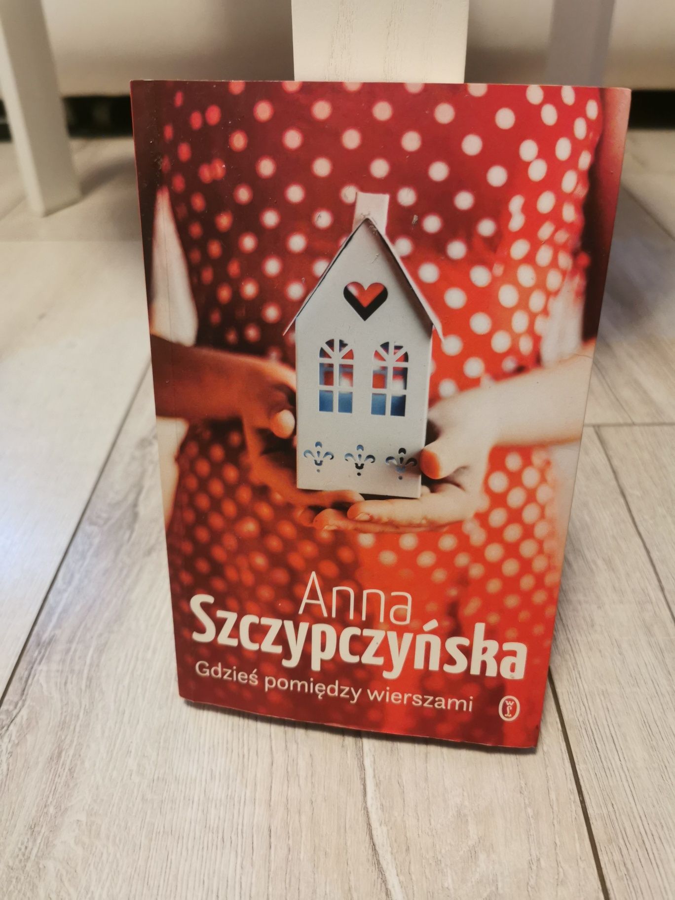 Książka Gdzieś pomiędzy wierszami Anna Szczypczyńska