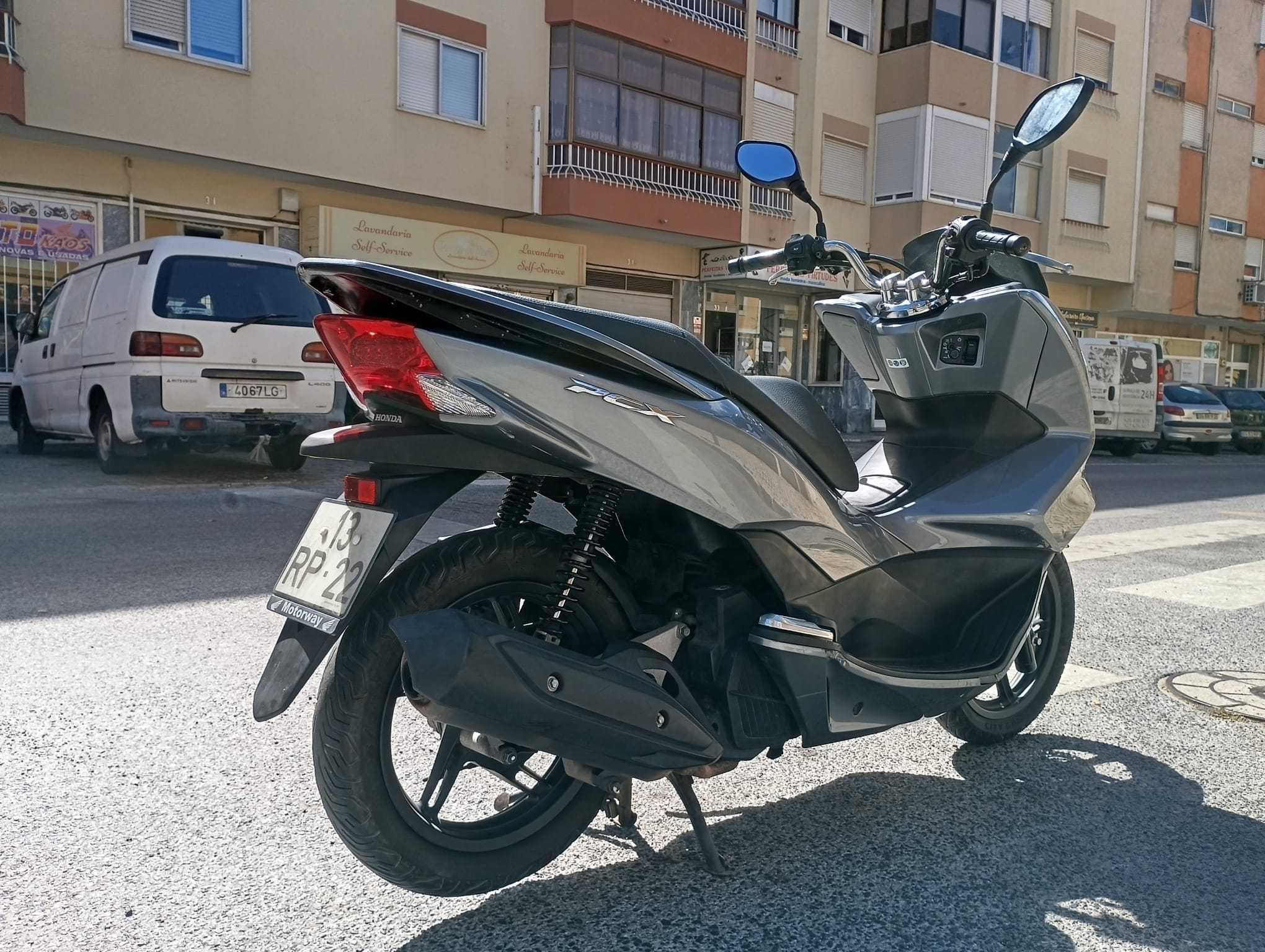 Honda PCX 125 de 2016, com 85.000 km em excelente estado.