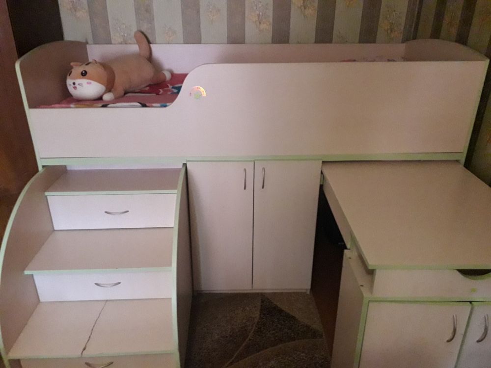 Дитяче ліжко з шкафчиками і столом