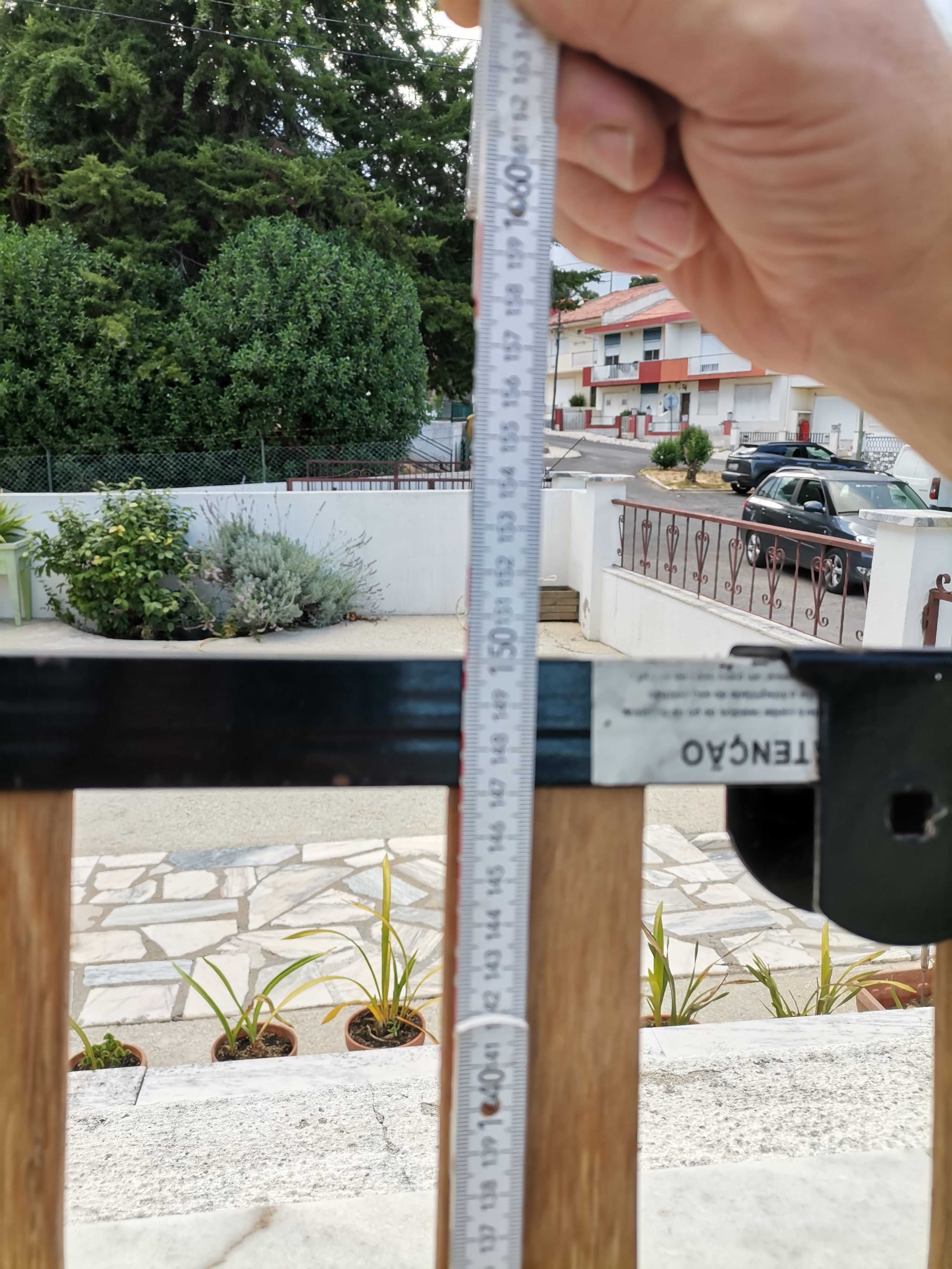 Vende-se estrado de cama com 6 pés