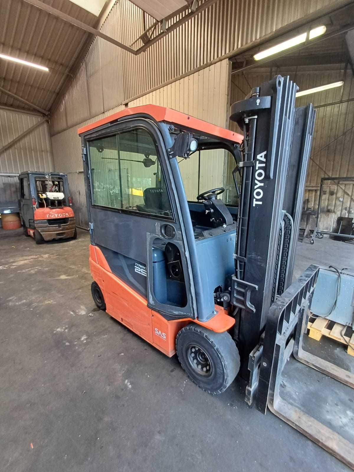 Kabina do wózka widłowego elektrycznego Toyota 8FBMT25 – używana