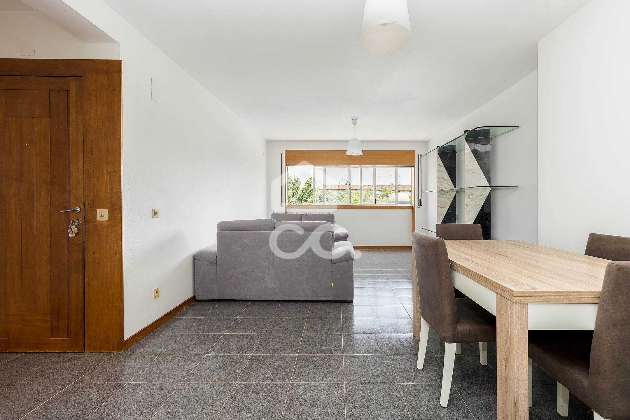 Móveis de sala e mesa de cozinha