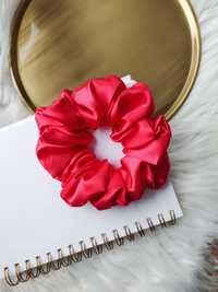 Czerwona gumka scrunchie