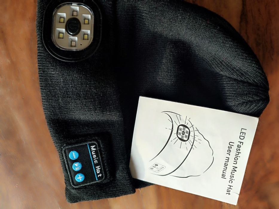 Czapka z dźwiękiem i światłem