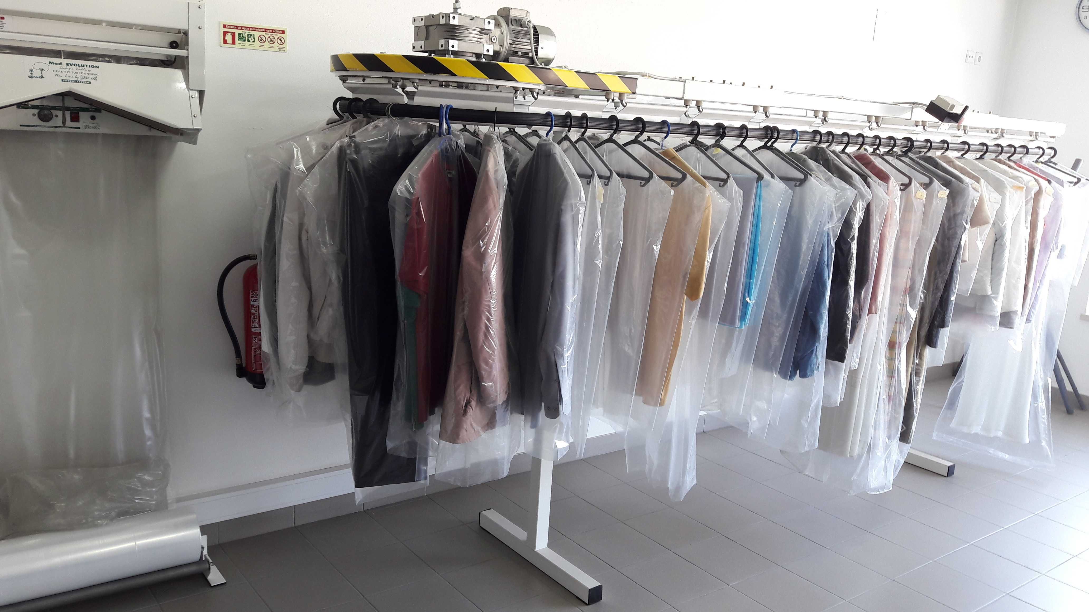 Transportador de Roupas - 350 Peças - 4,15 m - 2,55 m - com pouco Uso.