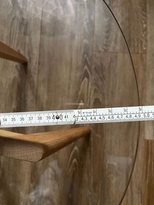 Okrągły stolik ze szkła hartowanego z drewnianymi nogami