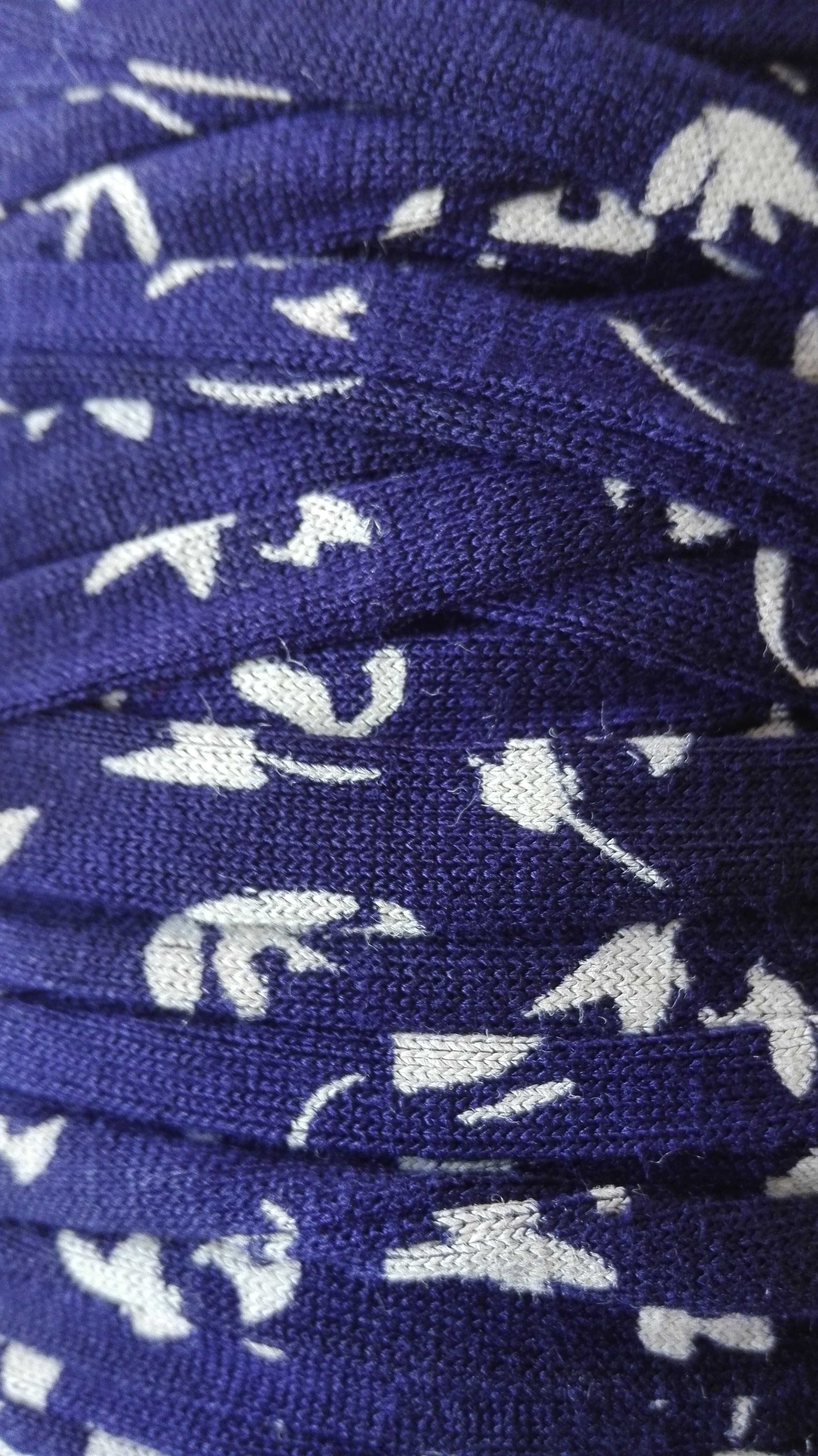 Trapilho azul escuro notas beges rolo inteiro + agulha crochet grande