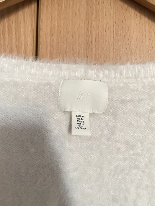 Śmietankowy kremowy futrzasty włochaty sweterek z głębszym dekoltem