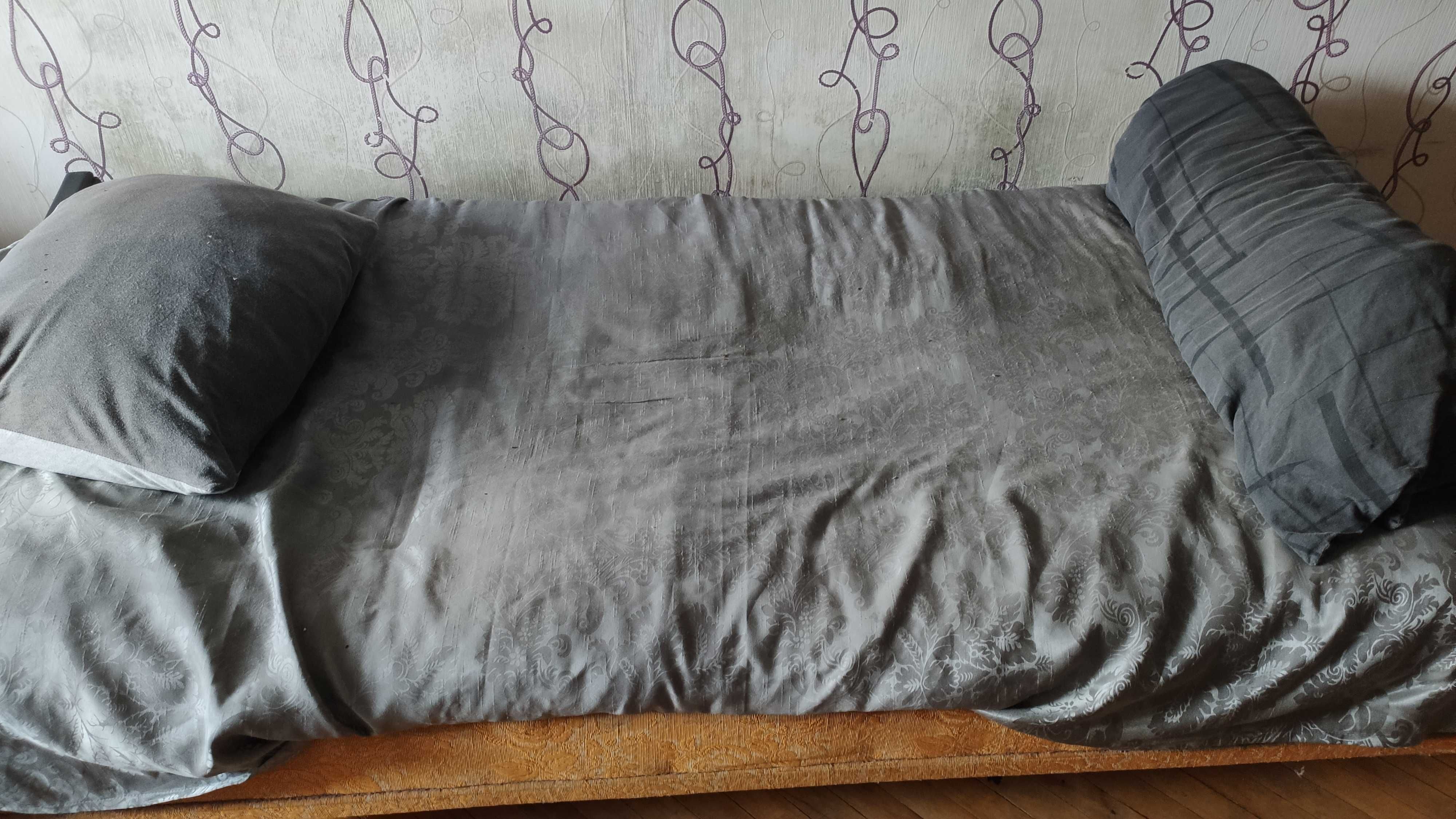 віддам старий радянський диван в дуже поганому стані самовивіз