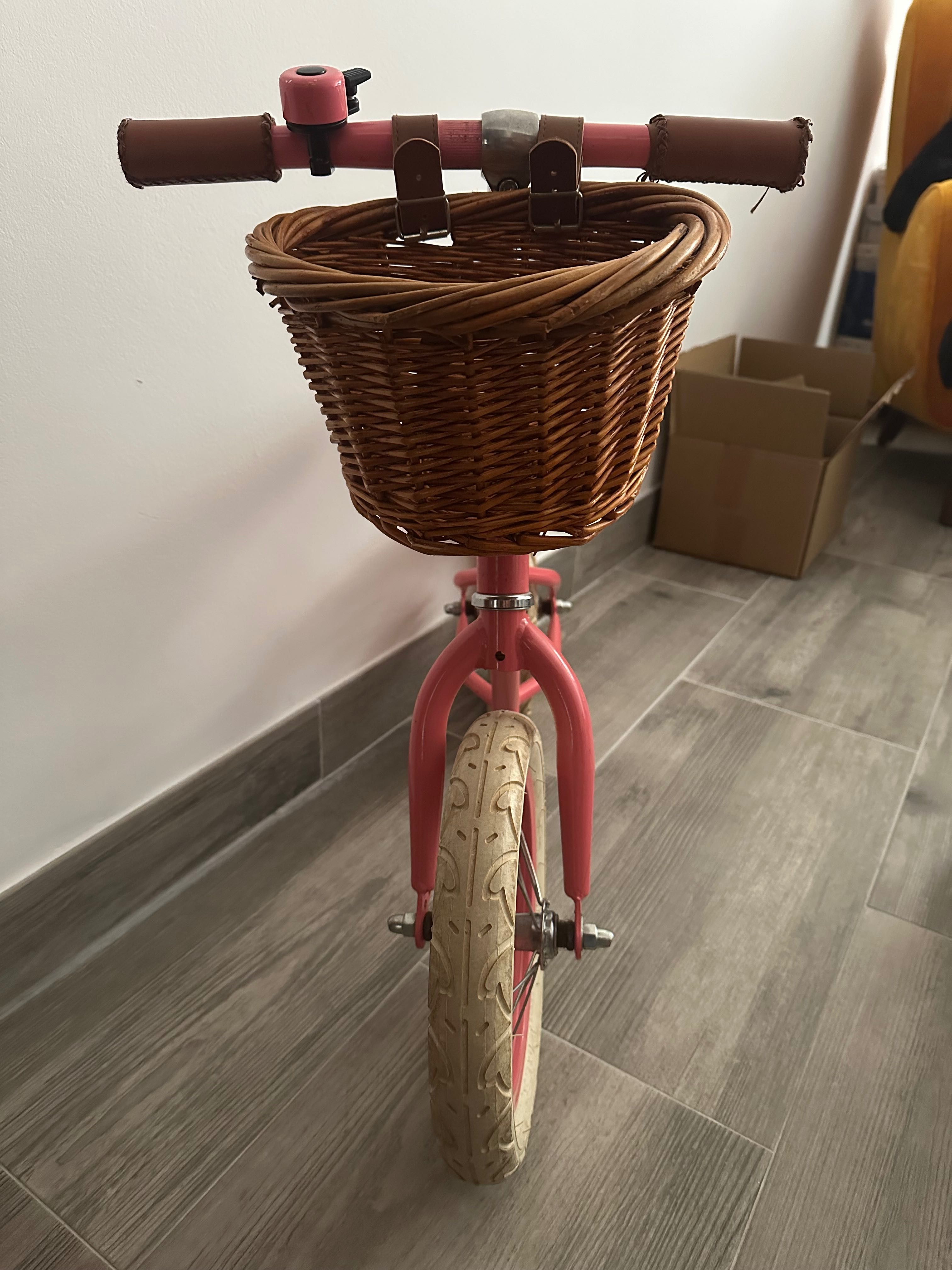 Vendo bicicleta de equilíbrio e capacete da Banwood