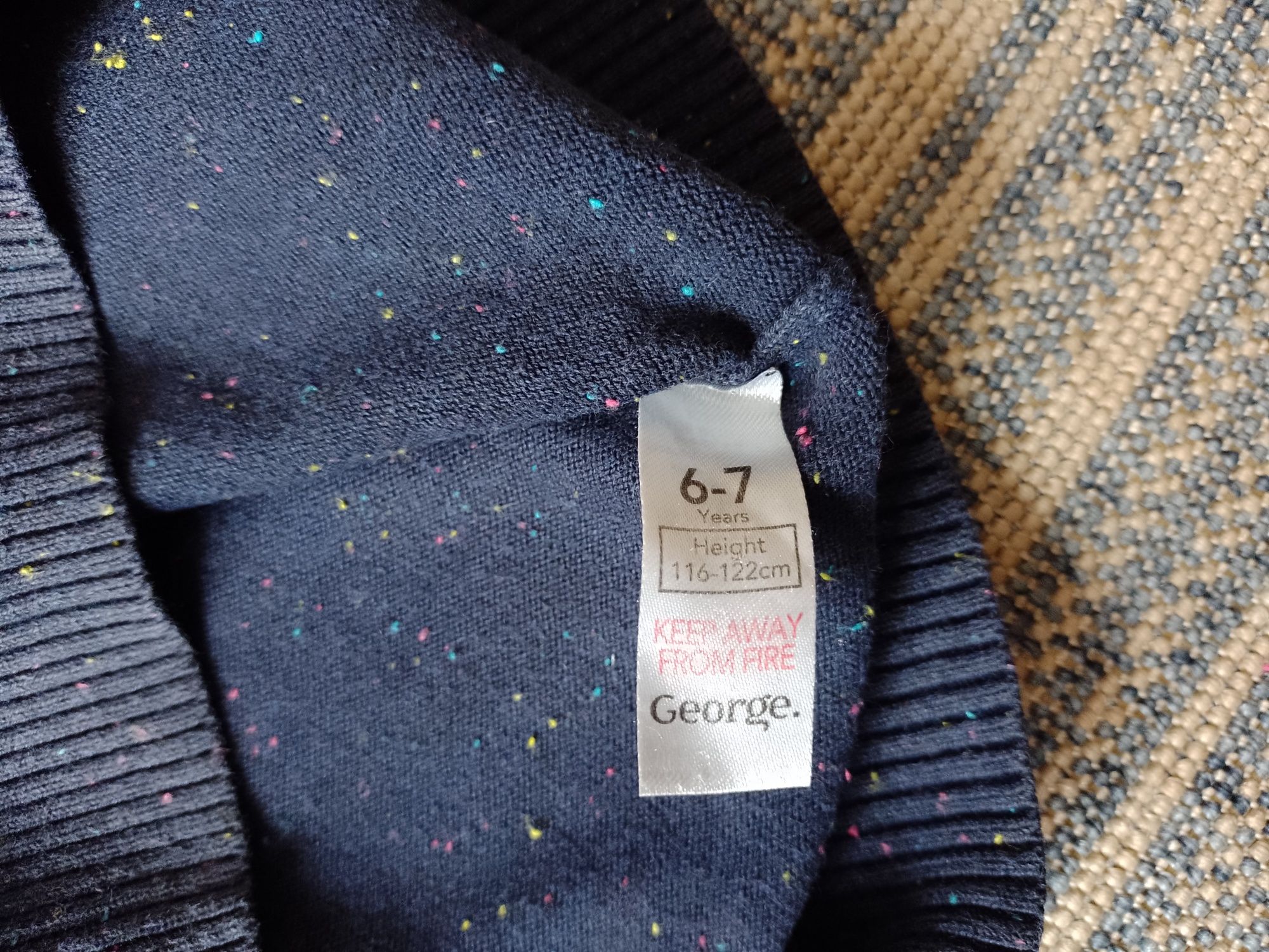 Sweter George z cekinami rozmiar 116-122