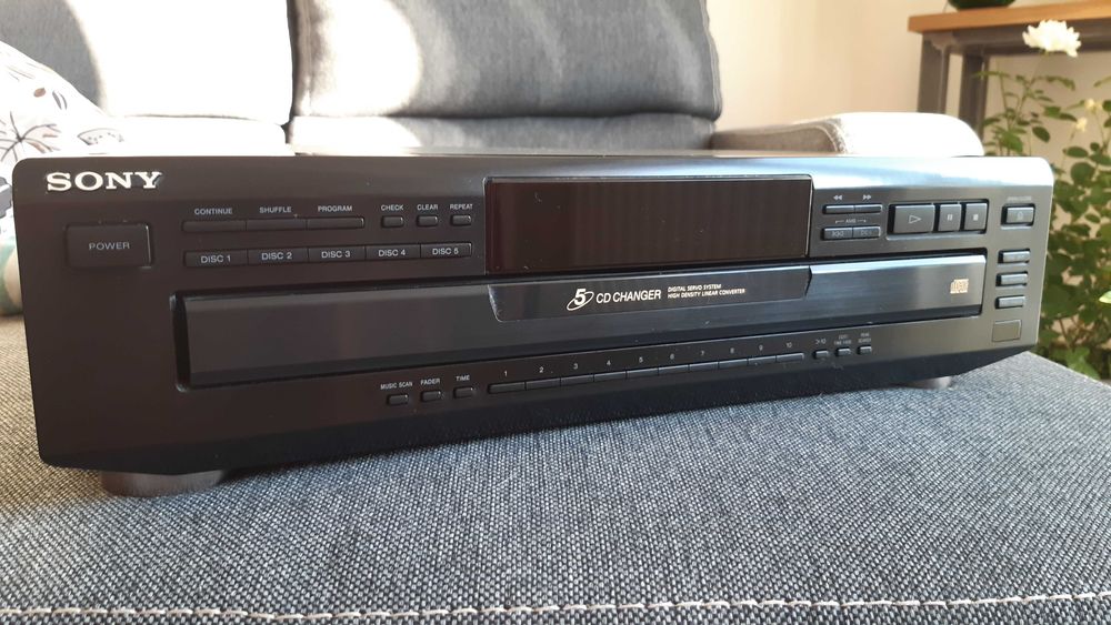 Odtwarzacz płyt CD Sony CDP-CE305