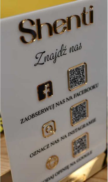 Nowoczesny stand z wizytówką QR Tabliczka QR social media opinie