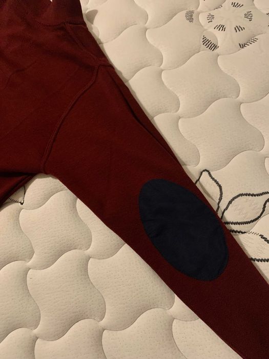 Camisola bordeaux com fecho e cotoveleiras