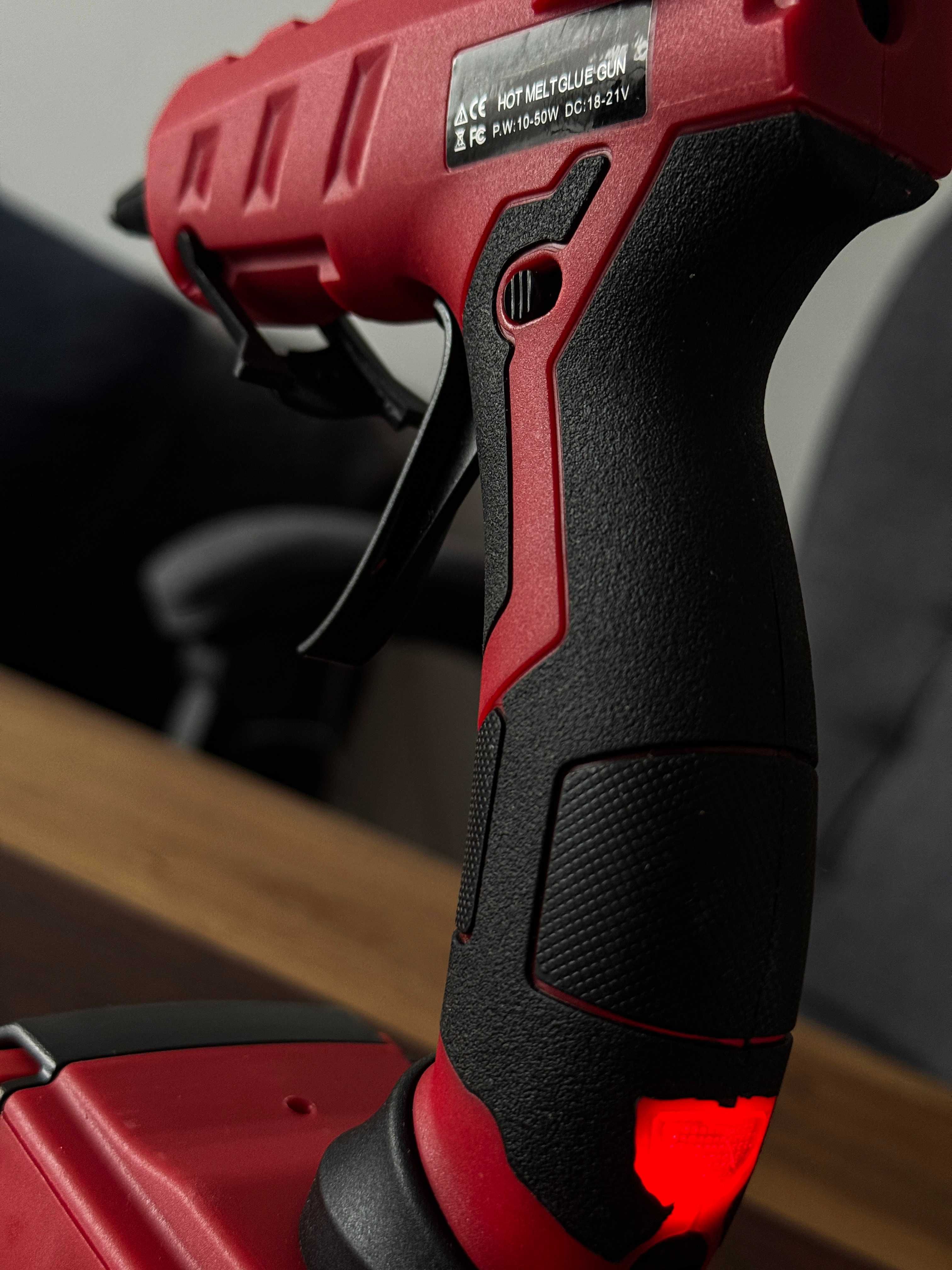 Pistolet Do Klejenia Na Gorąco Na Baterię MILWAUKEE 18V + 30 Patyczków