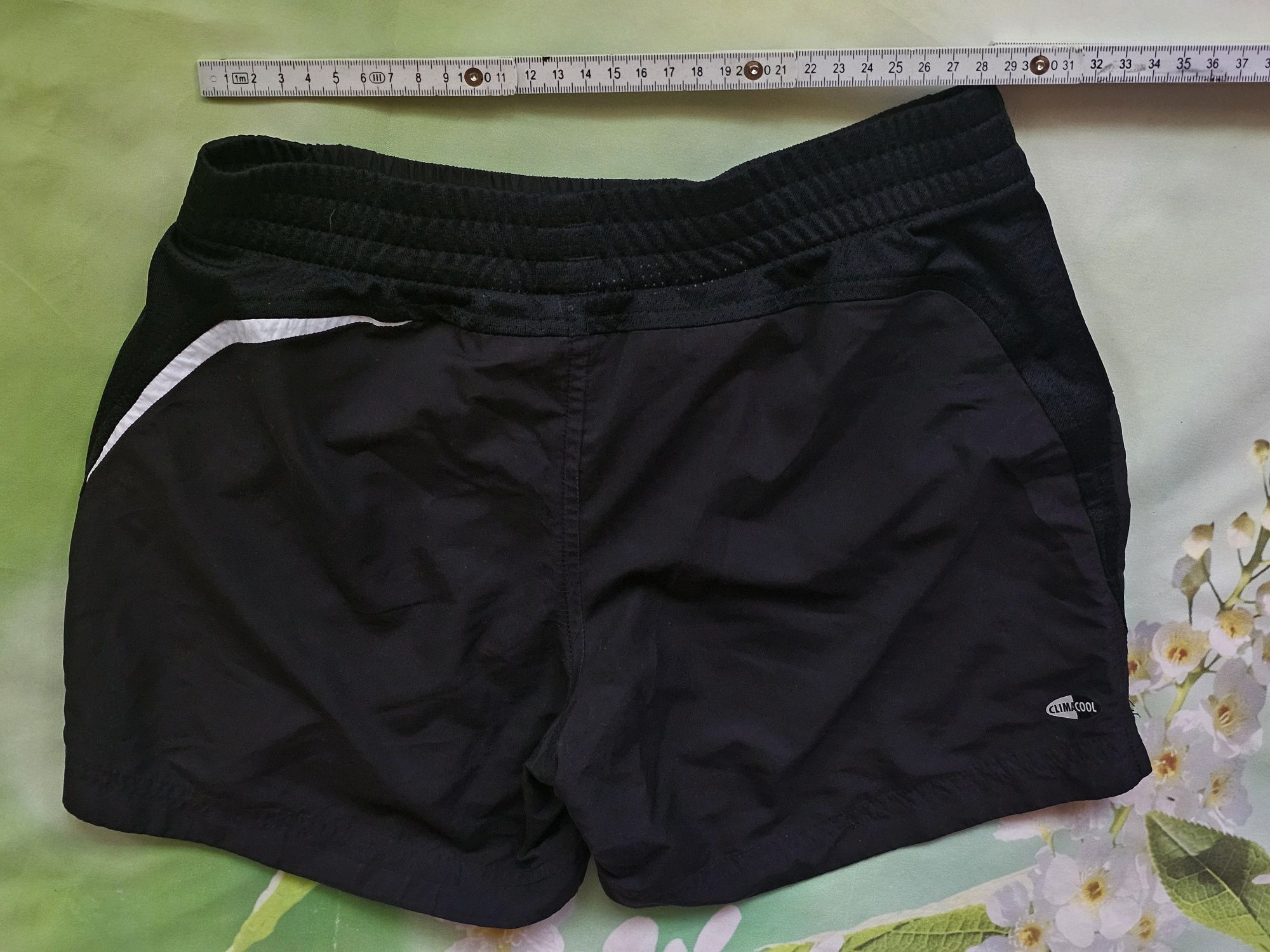Продам стильные женские шорты Adidas