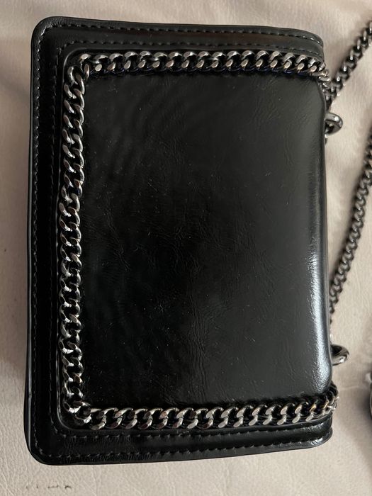 Czarna mini torebka z paskiem Zara