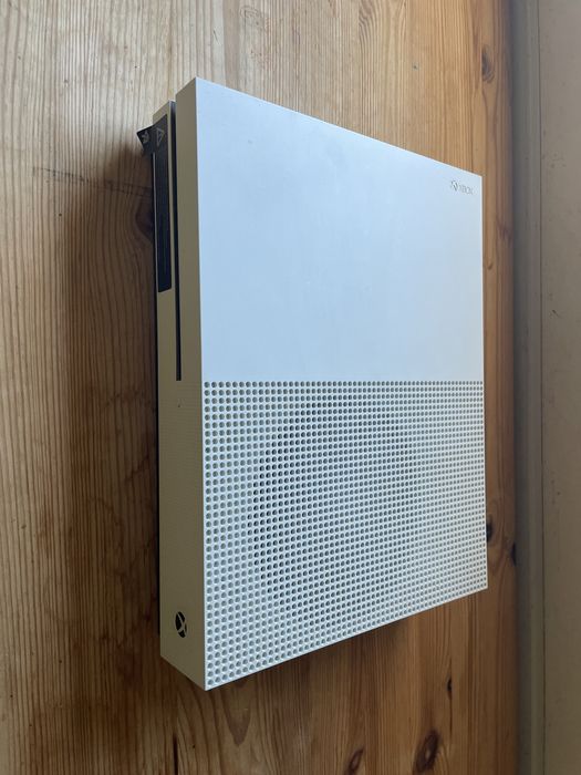 Xbox One S c/ 2 comandos e caixa